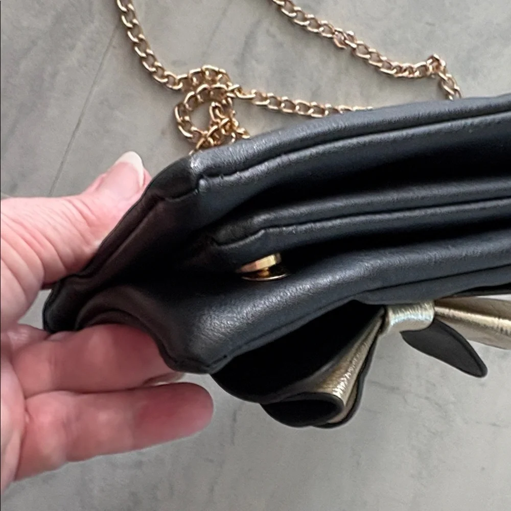 Boutique Vegan Leather bow detail bag  clutch  Crossbody bag/gold tone chain EUC